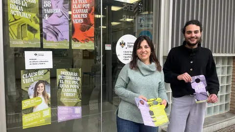 L'alcaldessa de Tàrrega, Alba Pijuan Vallverdú, i el regidor d'Habitatge, Miquel Nadal, amb la imatge de la campanya. Foto: Cedida per l'Ajuntament de Tàrrega