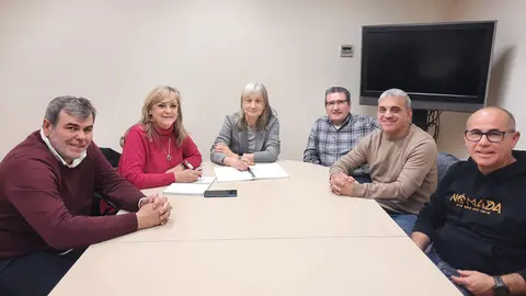 Reunió del Grup Municipal de Junts a la Paeria i la secció sindical d'UGT Autobusos de Lleida. Foto: Cedida per Junts