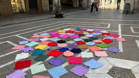 Mostra dels quadres de ganxets al carrer del Carme de Tàrrega. Foto: Cedida per l'Ajuntament de Tàrrega