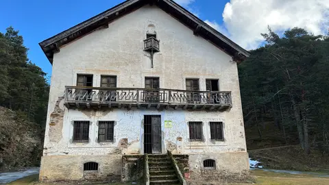 Façana de la Casa Forestal de Pallerols, a Montferrer i Castellbò (Alt Urgell). Foto: ACN