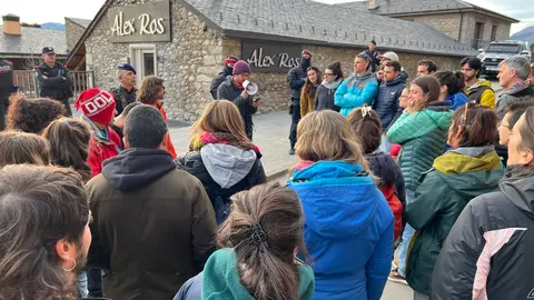 Moment de la lectura d'un manifest en el marc d'una concentració a Puigcerdà pel dret a l'habitatge convocada davant una immobiliària de la capital cerdana. Foto: ACN