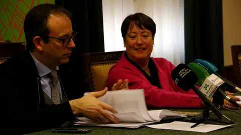 Roda de premsa de l'alcalde de Mollerussa, Marc Solsona, i la regidora d'Igualtat, Romy Balagué. Foto: ACN