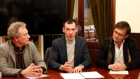 El nou director artístic i titular de l'OJC, Xavier Pagès-Corella, al centre, amb el director emèrit, Alfons Reverté, a la dreta. Foto:: ACN