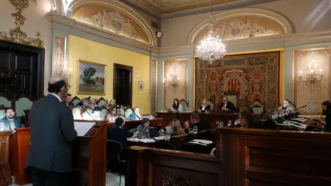 L'advocat Pau Simarro, portaveu de la Plataforma Horta Segura de Lleida, durant la seva intervenció al ple de la Paeria. Foto: ACN