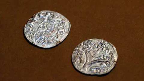 Les monedes de billó localitzades a Lleida són de l'època del regnat d'Alfons I d'Aragó, el Bataller, entre el 1115 i el 1134. Foto: ACN