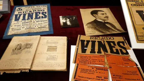 Diversos documents i fotografies corresponents al fons de Ricard Viñes dipositat a l'Arxiu Municipal de Lleida. Foto: ACN