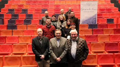 Impulsors i representants institucionals a la presentació de l'espectacle 'Òpera a les venes' a la Llotja de Lleida. Foto: ACN