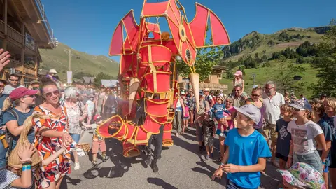 Hathi, una producció del Centre de Titelles de Lleida, és un elefant a escala real, manipulat per tres titellaires que s'obre pas entre el públic. Foto: Centre de Titellers de Lleida