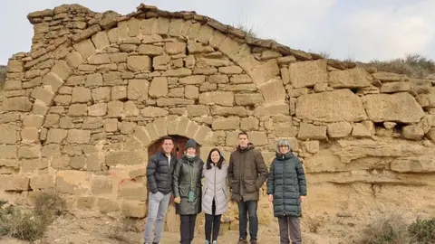 El grup municipal d’ERC, davant de la cabana de volta. Foto: ERC Paeria