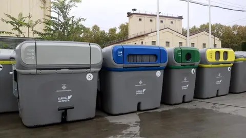 Els nous contenidors que s'instal·laran als barris de Pardinyes i Balàfia. Foto: ACN