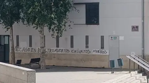 La plaça Josep Solans, amb una pintada per qüestions de droga. Foto: Som Veïns