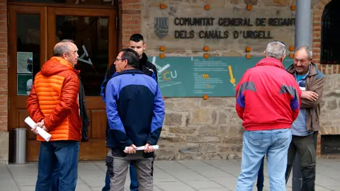 Pagesos afectats pel tancament del canal d'Urgell al davant de la Casa Canal. Foto: ACN