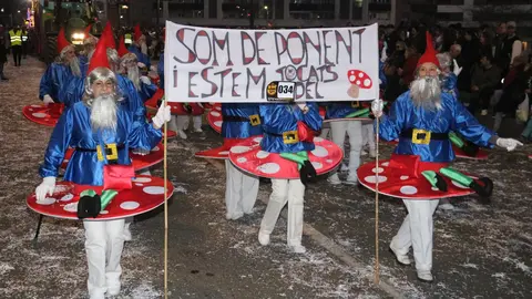 Una de les comparses que han desfilat per la Gran Rua de Carnaval a Lleida al seu pas pel Pont Vell. Foto: ACN