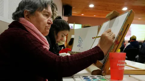 Usuaris de l'Associació Alba pintant a la presentació de la 2a edició del projecte Connexions Artístiques. Foto: ACN