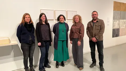 La regidora de Cultura de la Paeria de Lleida, Pilar Bosch, i la directora en funcions de la Panera, Roser Sanjuan, al mig de la imatge, amb la resta de l'equip del centre d'art contemporani. Foto: ACN