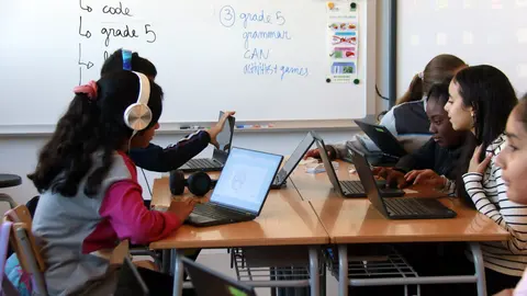 Alumnes en una classe fent activitats amb ordenadors portàtils a la nova escola Minerva de Lleida. Foto: ACN