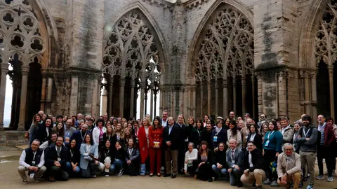 Fotografia de família dels assistents al Grand Tour de Catalunya Day per donar suport a la candidatura de la Seu Vella a Patrimoni Mundial de la Unesco. Foto: ACN