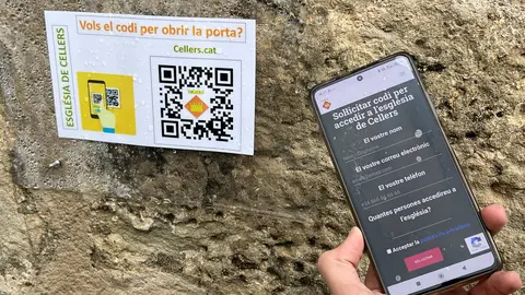 El codi QR que hi ha a la porta de l'església de Cellers i et permet accedir al codi per obrir la porta del temple. Foto: ACN