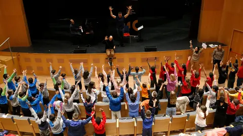 Assaig de L'espill encantat a l'Ateneu de Guissona amb alumnes de 4t de les escoles Ramon Faus i Esteve i FEDAC de Guissona. Foto: ACN