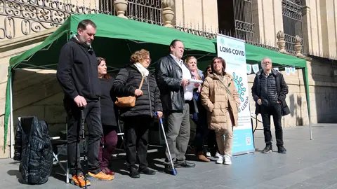 Carpa informativa a la plaça de la Catedral de Lleida per visibilitzar la covid persistent. Foto: ACN