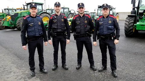 Quatre agents de Mossos d'Esquadra, dos pares i dos fills, a Mollerussa. Foto: ACN