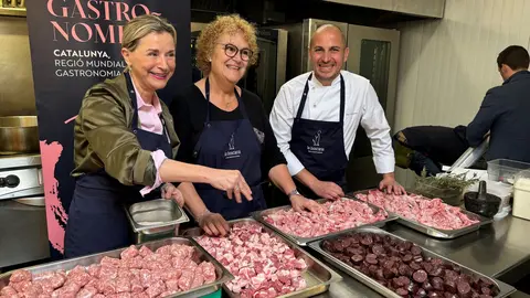 La secretària d'Alimentació, Rosa Cubel, cuinant amb les Gastrosàvies i el xef Joel Castañé al restaurant La Boscana. Foto: ACN