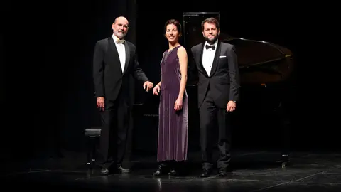 El tenor Roger Padullés, el pianista Francisco Poyato i l'actriu Paula Blanco oferiran el concert teatralitzat Enigma Garreta en el marc del Festival de Pasqua de Cervera. Foto: ACN