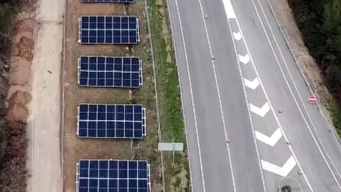Plaques fotovoltaiques per autoconsum a la xarxa viària de Catalunya. Foto: Departament de Territori, Habitatge i Transició Ecològica