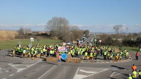 Unes 300 persones tallen la C-53 i simulen una rotonda a l'altura de Castellserà. Foto: ACN