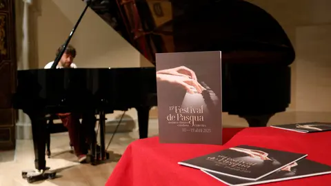 Cartell del 15è Festival de Pasqua de Cervera amb el pianista i compositor Carles Marigó al fons. Foto: ACN
