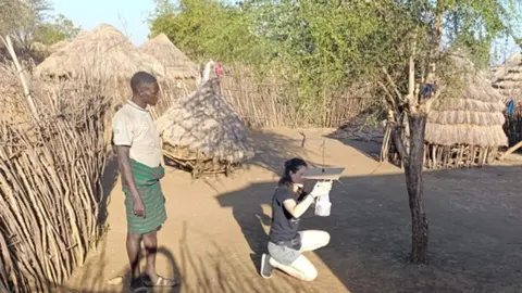 Posant trampes sobre el terreny. Foto: Diana Gassó