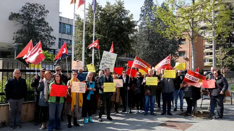 Una trentena de persones s'han mobilitzat al davant de l'oficina d'estrangeria de Lleida. Foto: ACN