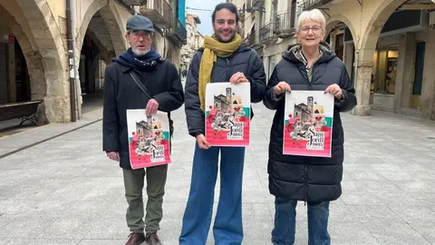 El regidor de Cultura, Miquel Nadal, amb els tècnics Xavier Garcia (Cultura) i Montse Garrido (Prom. Econòmica) amb el cartell de Sant Jordi 2025 a Tàrrega. Foto: Ajuntament de Tàrrega