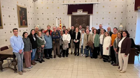 La consellera de Drets Socials i Inclusió, Mònica Martínez Bravo, i l’alcalde de la Seu d’Urgell, Joan Barrera, amb representants polítics i membres de la Plataforma pro Residència de la Gent Gran de la Seu d'Urgell. Foto: ACN