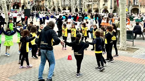 Nens ballant sardanes a la plaça Mercadal de Balaguer. Foto: Paeria de Balaguer