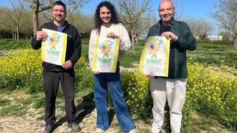El regidor de Cultura, Miquel Nadal, i tècnics de l'àrea al Càmping Municipal en la presentació de la celebració del Dia de la Mona. Foto: Ajuntament de Tàrrega