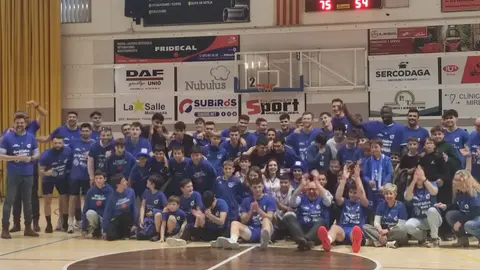L'equip de bàsquet de Mollerussa celebrant l'ascens. Foto: