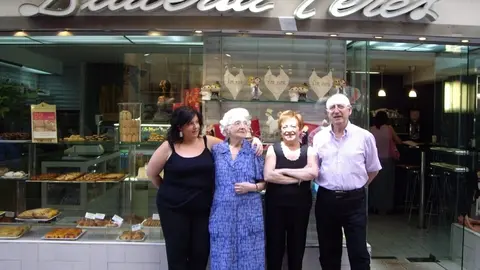 Imatge de l'entrada de la pastisseria, amb les tres generacions Marta Llinàs, Teresa Florensa, Maria Teresa Terés i Eduard Terés respectivament.  Foto_ Cedida per la Marta Llinàs