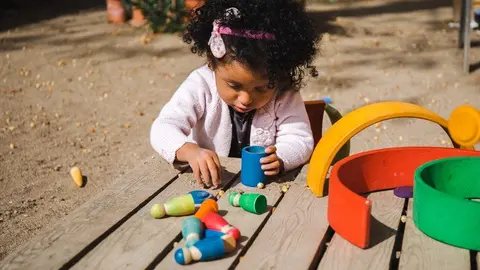 Un infant jugant en una escola bressol, paeria de lleida. Foto: Paeria de Lleida