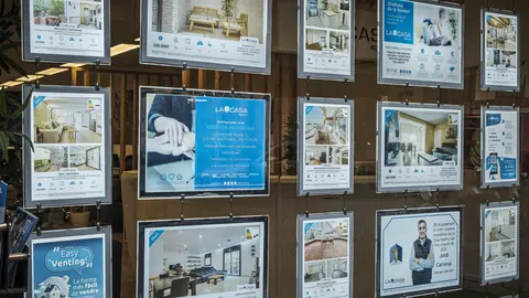 Diversos anuncis d'habitatges exposats en una immobiliària. Foto: ACN