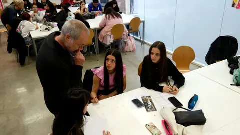 Un instant dels tallers d'elaboració de còmics a l'Escola d'Art Municipal Leandre Cristòfol. Foto: ACN