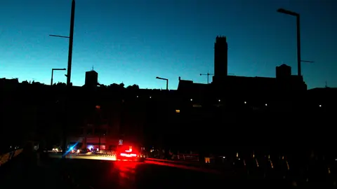 La Seu Vella de Lleida, completament a les fosques aquest dilluns a la nit, vista des del pont Vell. Foto: ACN