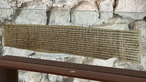 Una reproducció dels Greuges de Guitard Isarn, senyor de Caboet, instal·lada dins l'església de Sant Serni de Cabó (Alt Urgell). Foto: ACN