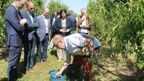 El director general d'Agroseguro, Sergio de Andrés, acompanyat del responsable de l'asseguradora a Catalunya