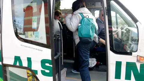 Una usuària del servei de transport a demanda de la Segarra pujant a l'autocar a Guissona per anar a Tàrrega. Foto: ACN