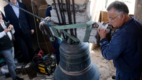Tècnics durant els treballs per baixar la campana esquerdada de Granyena de Segarra. Foto: ACN