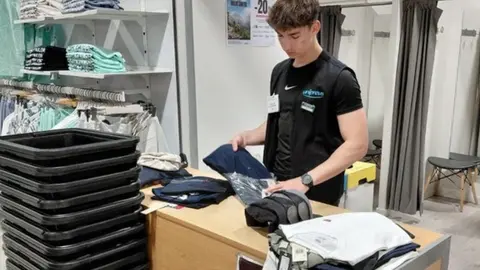 Un jove treballant en una tenda de roba de Lleida. Foto: Ajuntament de Lleida