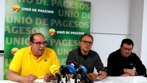 Néstor Serra, coordinador d'Unió de Pagesos a la plana de Lleida; Joan Guitart, responsable de fauna cinegètica del sindicat, i Ramon Comes, representant d'UP al Consell Territorial de Caça de Lleida, en roda de premsa. Foto: ACN