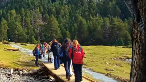 La portada de l'agenda escolar del Pirineu. Foto: ACN