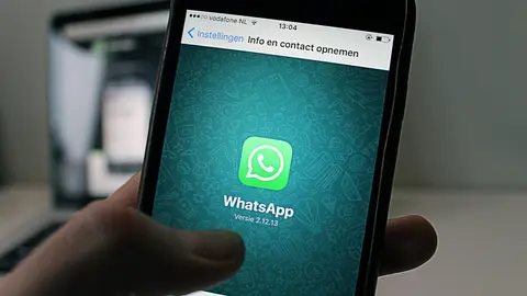 Imatge d'una persona utilitzant Whatsapp. Foto: Pexels
